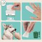 Preview: Anwendung des AniForte Denta Clean Fingerpads am Zeigefinger zur Zahnreinigung beim Hund