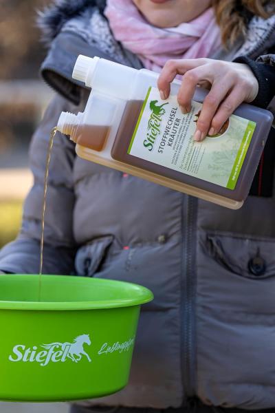 Fütterungsempfehlung für Großpferde und Kleinpferde zur täglichen Dosierung des Stoffwechselsafts6Qualitätstiefel-pferdefutter-herstellung-deutschland.jpgHochwertiges Ergänzungsfuttermittel für Pferde hergestellt in Deutschland unter strengen Qualitätskon
