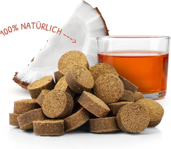 Eine Frau füttert Hund und Katze mit gesunden Haut & Fell Drops für glänzendes Fell.